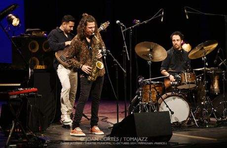 Antonio Lizana 5t (36ème Jazzèbre / Théâtre Municipal, 2024-10-11. Perpignan -France-) [IV] Por Joan Cortès [INSTANTZZ AKA Galería fotográfica AKA Fotoblog de jazz, impro… y algo más] - Tomajazz - Antonio Lizana 5t actuó en Jazzèbre 2024 en Perpignan, el 11 de octubre de 2024. Joan Cortès lo retrata en INSTANTZZ. Actuaron Antonio Lizana, Daniel García, Arin Keshishi, Shayan Fathi, El Mawi, Vincent Thomas