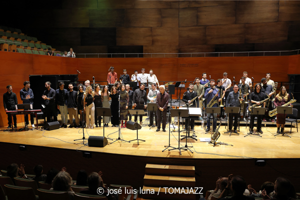 Perico Sambeat & Big Band Conservatori Superior de Música de les Illes Balears (I Stage Big Band CSMIB. Curso 2024-2025. Palma de Mallorca. 2024-11-15) Por José Luis Luna Rocafort [INSTANTZZ AKA Galería fotográfica AKA Fotoblog de jazz, impro… y algo más] - Tomajazz - Perico Sambeat & Big Band Conservatori Superior de Música de les Illes Balears actuaron en el I Stage Big Band CSMIB - Curso 2024-2025, en Palma de Mallorca, el 15 de noviembre de 2024. José Luis Luna Rocafort los retrata en INSTANTZZ. Perico Sambeat dirigió la Big Band Conservatori Superior de Música de les Illes Balears, integrada por