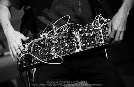 Encontres en l’Espai-Temps: Tres Impros (LEM 2024 / Museu de la Música, Sala de Teclats, 2024-10-16 / Barcelona) [IV] Por Joan Cortès [INSTANTZZ AKA Galería fotográfica AKA Fotoblog de jazz, impro… y algo más] - Tomajazz - Dentro del LEM 2024, tuvo lugar Encontres en l’Espai-Temps: Tres Impros, el 16 de octubre de 2024. Joan Cortès las retrata en INSTANTZZ. Actuaron Vasco Trilla, Anna Subirana, Tom Chant, Míriam Félix, El Pricto, Diego Caicedo, Naná Rovira, Simon Paton, Pèter Ajtai, Liba Villavecchia, Clara Lai