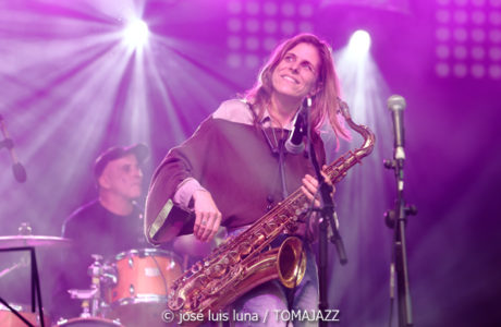 Muriel Grossmann & Funk Explosion (Dia de Les Illes Balears. Palma. 2025-03-02) Por José Luis Luna Rocafort [INSTANTZZ AKA Galería fotográfica AKA Fotoblog de jazz, impro… y algo más] - Tomajazz - Muriel Grossmann & Funk Explosion actuó en Palma en el Dia de Les Illes Balears, el 2 de marzo de 2025. José Luis Luna Rocafort retrata el concierto en INSTANTZZ. Actuaron Muriel Grossmann, Balta Bordoy, Llorens Barceló, Rafael Fdez. Chaves, Ermanno Panta