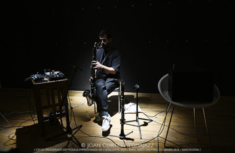Marcel•lí Bayer -solo- (CIMIC 2025 / Espai Isern Dalmau, 2025-01-21. Barcelona) [1] Por Joan Cortès [INSTANTZZ AKA Galería fotográfica AKA Fotoblog de jazz, impro… y algo más] - Tomajazz - Marcel•lí Bayer actuó en solitario en la primera entrega del ciclo itinerante CIMIC 2025. Joan Cortès lo retrató en Espai Isern Dalmau de Barcelona, el 21 de enero de 2025