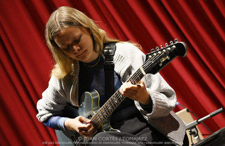 Ella Zirina “Unraveler” (35è Jazz Granollers Festival, Joan Bretcha Guitar Series, Casino, 2025-02-14 / Granollers -Barcelona-) Por Joan Cortès [INSTANTZZ AKA Galería fotográfica AKA Fotoblog de jazz, impro… y algo más] - Tomajazz - Ella Zirina “Unraveler”actuó en el 35è Jazz Granollers Festival, dentro de las Joan Bretcha Guitar Series, el 14 de febrero de 2025. Joan Cortès la retrata en INSTANTZZ