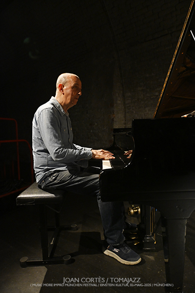 MMI Festival München -impro 1 / día 1- (Einstein Kultur, 2025-05-02 / Munich) [I] Por Joan Cortès [INSTANTZZ AKA Galería fotográfica AKA Fotoblog de jazz, impro… y algo más] - Tomajazz - MMI Festival München tuvo lugar en Munich, Alemania. Joan Cortès lo retrata en INSTANTZZ. En la impro 1 del primer día, del 2 de mayo de 2025, actuaron Agustí Fernández, Sònia Sánchez, Lucía Martínez 