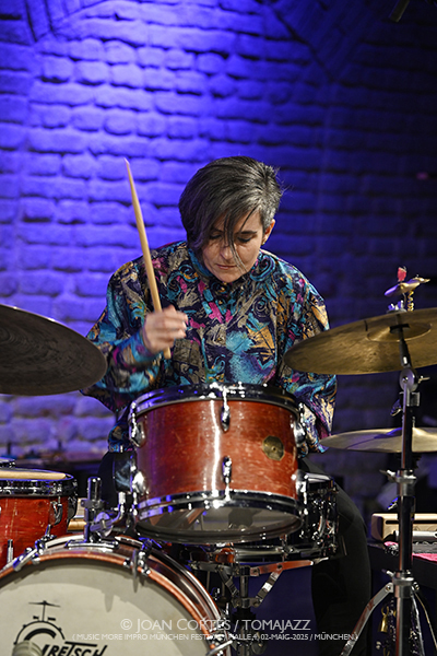 MMI Festival München -impro 1 / día 1- (Einstein Kultur, 2025-05-02 / Munich) [I] Por Joan Cortès [INSTANTZZ AKA Galería fotográfica AKA Fotoblog de jazz, impro… y algo más] - Tomajazz - MMI Festival München tuvo lugar en Munich, Alemania. Joan Cortès lo retrata en INSTANTZZ. En la impro 1 del primer día, del 2 de mayo de 2025, actuaron Agustí Fernández, Sònia Sánchez, Lucía Martínez 