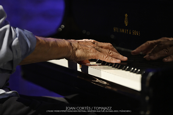 MMI Festival München -impro 1 / día 1- (Einstein Kultur, 2025-05-02 / Munich) [I] Por Joan Cortès [INSTANTZZ AKA Galería fotográfica AKA Fotoblog de jazz, impro… y algo más] - Tomajazz - MMI Festival München tuvo lugar en Munich, Alemania. Joan Cortès lo retrata en INSTANTZZ. En la impro 1 del primer día, del 2 de mayo de 2025, actuaron Agustí Fernández, Sònia Sánchez, Lucía Martínez 