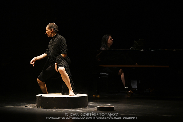 Israel Galván “La Consagración de la Primavera” (Dansa Metropolitana / Teatre Auditori de Granollers, Sala Gran, 2025-03-14 / Granollers -Barcelona-) Por Joan Cortès [Flamencuras AKA INSTANTZZ AKA Galería fotográfica AKA Fotoblog de jazz, impro… y algo más] - Tomajazz - Israel Galván “La Consagración de la Primavera” actuó en el ciclo Dansa Metropolitana en el Teatre Auditori de Granollers el 14 de marzo e 2025. Joan Cortès lo retrata en las Flamencuras de INSTANTZZ. Actuaron Israel Galván, Daria van den Bercken, Gerard Bouwhuis 