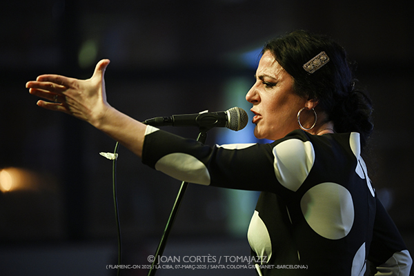 Jerezanías (Flamenc-ON, La CIBA, 2025-03-07 / Santa Coloma de Gramenet -Barcelona-) [II] Por Joan Cortès [Flamencuras AKA INSTANTZZ AKA Galería fotográfica AKA Fotoblog de jazz, impro… y algo más] - Tomajazz - Jerezanías participó en Flamenc-ON de Santa Coloma de Gramenet (Barcelona) el 7 de marzo de 2025. Joan Cortès los retrata en las Flamencuras de INSTANTZZ. Actuaron Coral de los Reyes, Felipa del Moreno, Tamara Tañé, Marga de Jerez, José Gálvez 