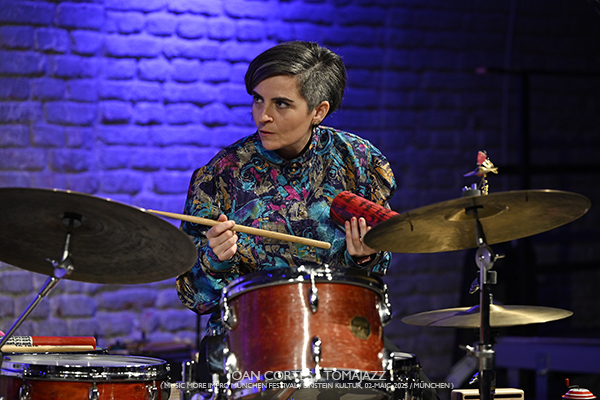 MMI Festival München -impro 1 / día 1- (Einstein Kultur, 2025-05-02 / Munich) [I] Por Joan Cortès [INSTANTZZ AKA Galería fotográfica AKA Fotoblog de jazz, impro… y algo más] - Tomajazz - MMI Festival München tuvo lugar en Munich, Alemania. Joan Cortès lo retrata en INSTANTZZ. En la impro 1 del primer día, del 2 de mayo de 2025, actuaron Agustí Fernández, Sònia Sánchez, Lucía Martínez 