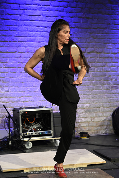 MMI Festival München -impro 1 / día 1- (Einstein Kultur, 2025-05-02 / Munich) [I] Por Joan Cortès [INSTANTZZ AKA Galería fotográfica AKA Fotoblog de jazz, impro… y algo más] - Tomajazz - MMI Festival München tuvo lugar en Munich, Alemania. Joan Cortès lo retrata en INSTANTZZ. En la impro 1 del primer día, del 2 de mayo de 2025, actuaron Agustí Fernández, Sònia Sánchez, Lucía Martínez 