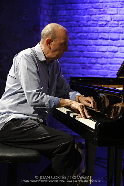 MMI Festival München -impro 1 / día 1- (Einstein Kultur, 2025-05-02 / Munich) [I] Por Joan Cortès [INSTANTZZ AKA Galería fotográfica AKA Fotoblog de jazz, impro… y algo más] - Tomajazz - MMI Festival München tuvo lugar en Munich, Alemania. Joan Cortès lo retrata en INSTANTZZ. En la impro 1 del primer día, del 2 de mayo de 2025, actuaron Agustí Fernández, Sònia Sánchez, Lucía Martínez 