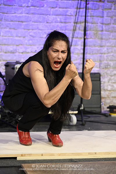 MMI Festival München -impro 1 / día 1- (Einstein Kultur, 2025-05-02 / Munich) [I] Por Joan Cortès [INSTANTZZ AKA Galería fotográfica AKA Fotoblog de jazz, impro… y algo más] - Tomajazz - MMI Festival München tuvo lugar en Munich, Alemania. Joan Cortès lo retrata en INSTANTZZ. En la impro 1 del primer día, del 2 de mayo de 2025, actuaron Agustí Fernández, Sònia Sánchez, Lucía Martínez 