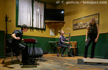 Trío de Improvisación Libre (Juan Sebastián Bar, Huesca. 2025-04-24) Por Fabio Galicia [INSTANTZZ AKA Galería fotográfica AKA Fotoblog de jazz, impro… y algo más] - Tomajazz - Trío de Improvisación Libre actuó en Juan Sebastián Bar de Huesca, el 24 de abril de 2025. Fabio Galicia los retrata en INSTANTZZ. Actuaron Sonia Sanchez, Clara Lai, Naná Rovira