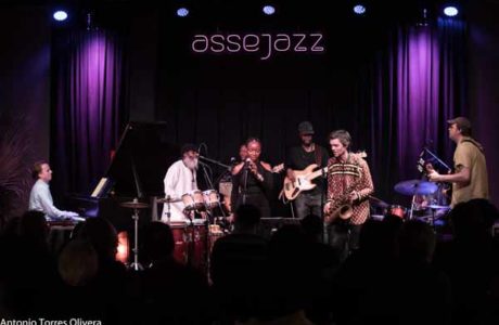 Livemx Assejazz 2: Dinamarca. Por Antonio Torres (Texto y Fotos) [Concierto de Jazz] - Tomajazz - Livemx, el nuevo programa de la Unión Europea, recabó en Assejazz. Antonio Torres repasa los conciertos de los cuatro grupos daneses que pasaron por Sevilla. Mikkel Ploug Trío, Marcs Quartet, Kasola Trío, Ayi Solomon & Friends