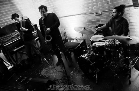 I Am Abroad Creative Sessions: Erràtiva vol.2 (Off Jazz I Am / Jazz Sí Club, 2025-03-12 / Barcelona) [II]  Por Joan Cortès [INSTANTZZ AKA Galería fotográfica AKA Fotoblog de jazz, impro… y algo más] - Tomajazz - I Am Abroad Creative Sessions: Erràtiva vol.2 tuvo lugar en el Off Jazz I Am, el 12 de marzo de 2025 en Jazz Sí Club de Barcelona. Joan Cortès retrata las impro en INSTANTZZ. Actuaron