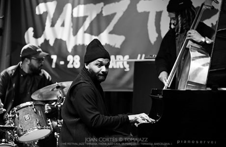 Sullivan Fortner Trio (44è Festival Jazz Terrassa, Nova Jazz Cava, 2025-03-09 / Terrassa -Barcelona-) [1] Por Joan Cortès [INSTANTZZ AKA Galería fotográfica AKA Fotoblog de jazz, impro… y algo más] - Tomajazz - Sullivan Fortner Trio actuó en el 44è Festival Jazz Terrassa, el 9 de marzo de 2025. Joan Cortès lo retrata en INSTANTZZ. Actuaron Sullivan Fortner, Tyrone Allen, Kayvon Gordon