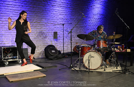 MMI Festival München -impro 1 / día 1- (Einstein Kultur, 2025-05-02 / Munich) [I] Por Joan Cortès [INSTANTZZ AKA Galería fotográfica AKA Fotoblog de jazz, impro… y algo más] - Tomajazz - MMI Festival München tuvo lugar en Munich, Alemania. Joan Cortès lo retrata en INSTANTZZ. En la impro 1 del primer día, del 2 de mayo de 2025, actuaron Agustí Fernández, Sònia Sánchez, Lucía Martínez