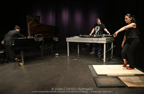 MMI Festival München -impro 1 / día 3- (Einstein Kultur, 2025-05-04 / Múnich) [IV] Por Joan Cortès [INSTANTZZ AKA Galería fotográfica AKA Fotoblog de jazz, impro… y algo más] - Tomajazz - Joan Cortès continúa con los INSTANTZZ del MMI Festival München, de mayo de 2025. Retrata la impro 1 del día 3. Actuaron Jordina Millà, Sònia Sánchez, Dieb 13