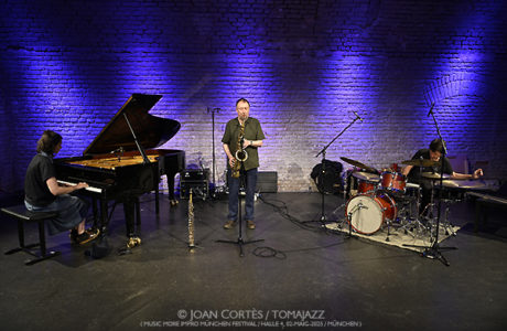 MMI Festival München -impro 2 & 3 / día 1- (Einstein Kultur, 2025-05-02 / Múnich) [II] Por Joan Cortès [INSTANTZZ AKA Galería fotográfica AKA Fotoblog de jazz, impro… y algo más] - Tomajazz - Joan Cortès continúa con los INSTANTZZ del MMI Festival München, del 2 de mayo de 2025. Retrata las impros 2 & 3 del día 1. Actuaron Joni Sigil, Marta Warelis, John Butcher, Àlex Reviriego, Christine Abdelnour, Vasco Trilla