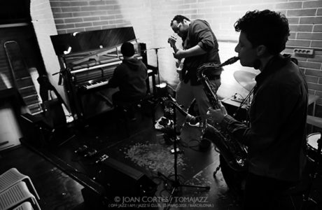 I Am Abroad Creative Sessions: Erràtiva vol.2 (Off Jazz I Am / Jazz Sí Club, 2025-03-12 / Barcelona) [I]  Por Joan Cortès [INSTANTZZ AKA Galería fotográfica AKA Fotoblog de jazz, impro… y algo más] - Tomajazz - I Am Abroad Creative Sessions: Erràtiva vol.2 tuvo lugar en el Off Jazz I Am, el 12 de marzo de 2025 en Jazz Sí Club de Barcelona. Joan Cortès retrata las impro en INSTANTZZ. Actuaron Lidia Facerías, Leonor Falcón, Vasco Trilla, Victoria Kirilova, Joni Sigil, Juanma Trujillo, Tomas Becket, Melissa Bartossi, Bruno Gil, Avin Ahmadi, Mårten Magnefors,