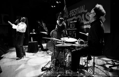 Ekep Nkwelle (44è Festival Jazz Terrassa, Nova Jazz Cava, 2025-03-15 / Terrassa -Barcelona-) [2] Por Joan Cortès [INSTANTZZ AKA Galería fotográfica AKA Fotoblog de jazz, impro… y algo más] - Tomajazz - Ekep Nkwelle actuó en el 44è Festival Jazz Terrassa, el 15 de marzo de 2025. Joan Cortès retrató a la cantante en INSTANTZZ. Actuaron Ekep Nkwelle, Julius Rodriguez, Ameen Saleem, Mourad Benhammou