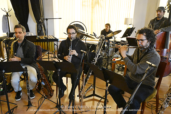 Jazz Granollers Ensemble “Trencadís #3” -ensayo general- (35è Jazz Granollers Festival / Casino de Granollers • Club de Ritme -Barcelona-) [V] Por Joan Cortès [INSTANTZZ AKA Galería fotográfica AKA Fotoblog de jazz, impro… y algo más] - Tomajazz - Jazz Granollers Ensemble “Trencadís #3” actuó en el 35 Jazz Granollers Festival, el 28 de marzo de 2025. Joan Cortès los retrata en el ensayo general en INSTANTZZ. Actuaron Gabriel Amargant, Marcel•lí Bayer, Lluc Casares, Pau Domènech, Edurne Arizu, Roger Santacana, Marc Cuevas, Joan Vidal, Dani Pérez, Tony Molina, Joan Sanmartí