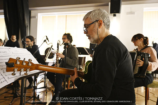 Jazz Granollers Ensemble “Trencadís #3” -ensayo general- (35è Jazz Granollers Festival / Casino de Granollers • Club de Ritme -Barcelona-) [V] Por Joan Cortès [INSTANTZZ AKA Galería fotográfica AKA Fotoblog de jazz, impro… y algo más] - Tomajazz - Jazz Granollers Ensemble “Trencadís #3” actuó en el 35 Jazz Granollers Festival, el 28 de marzo de 2025. Joan Cortès los retrata en el ensayo general en INSTANTZZ. Actuaron Gabriel Amargant, Marcel•lí Bayer, Lluc Casares, Pau Domènech, Edurne Arizu, Roger Santacana, Marc Cuevas, Joan Vidal, Dani Pérez, Tony Molina, Joan Sanmartí
