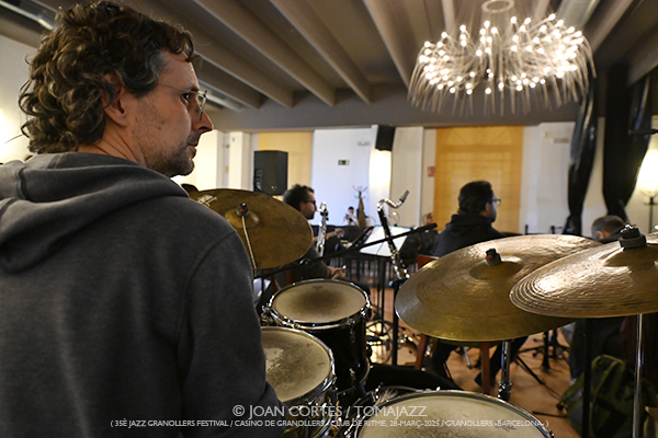 Jazz Granollers Ensemble “Trencadís #3” -ensayo general- (35è Jazz Granollers Festival / Casino de Granollers • Club de Ritme -Barcelona-) [V] Por Joan Cortès [INSTANTZZ AKA Galería fotográfica AKA Fotoblog de jazz, impro… y algo más] - Tomajazz - Jazz Granollers Ensemble “Trencadís #3” actuó en el 35 Jazz Granollers Festival, el 28 de marzo de 2025. Joan Cortès los retrata en el ensayo general en INSTANTZZ. Actuaron Gabriel Amargant, Marcel•lí Bayer, Lluc Casares, Pau Domènech, Edurne Arizu, Roger Santacana, Marc Cuevas, Joan Vidal, Dani Pérez, Tony Molina, Joan Sanmartí