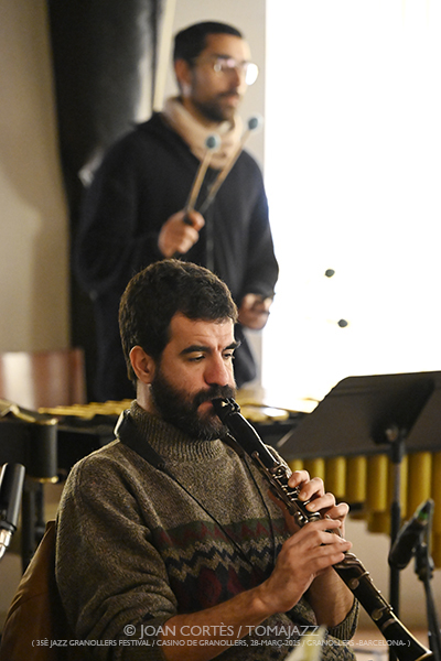 Jazz Granollers Ensemble “Trencadís #3” -ensayo general- (35è Jazz Granollers Festival / Casino de Granollers • Club de Ritme -Barcelona-) [V] Por Joan Cortès [INSTANTZZ AKA Galería fotográfica AKA Fotoblog de jazz, impro… y algo más] - Tomajazz - Jazz Granollers Ensemble “Trencadís #3” actuó en el 35 Jazz Granollers Festival, el 28 de marzo de 2025. Joan Cortès los retrata en el ensayo general en INSTANTZZ. Actuaron Gabriel Amargant, Marcel•lí Bayer, Lluc Casares, Pau Domènech, Edurne Arizu, Roger Santacana, Marc Cuevas, Joan Vidal, Dani Pérez, Tony Molina, Joan Sanmartí