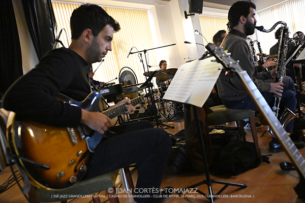 Jazz Granollers Ensemble “Trencadís #3” -ensayo general- (35è Jazz Granollers Festival / Casino de Granollers • Club de Ritme -Barcelona-) [V] Por Joan Cortès [INSTANTZZ AKA Galería fotográfica AKA Fotoblog de jazz, impro… y algo más] - Tomajazz - Jazz Granollers Ensemble “Trencadís #3” actuó en el 35 Jazz Granollers Festival, el 28 de marzo de 2025. Joan Cortès los retrata en el ensayo general en INSTANTZZ. Actuaron Gabriel Amargant, Marcel•lí Bayer, Lluc Casares, Pau Domènech, Edurne Arizu, Roger Santacana, Marc Cuevas, Joan Vidal, Dani Pérez, Tony Molina, Joan Sanmartí