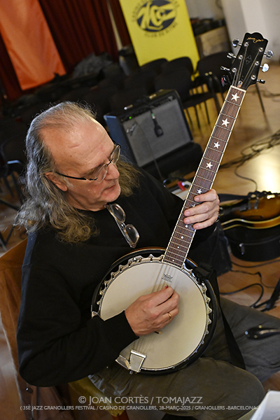 Jazz Granollers Ensemble “Trencadís #3” -ensayo general- (35è Jazz Granollers Festival / Casino de Granollers • Club de Ritme -Barcelona-) [V] Por Joan Cortès [INSTANTZZ AKA Galería fotográfica AKA Fotoblog de jazz, impro… y algo más] - Tomajazz - Jazz Granollers Ensemble “Trencadís #3” actuó en el 35 Jazz Granollers Festival, el 28 de marzo de 2025. Joan Cortès los retrata en el ensayo general en INSTANTZZ. Actuaron Gabriel Amargant, Marcel•lí Bayer, Lluc Casares, Pau Domènech, Edurne Arizu, Roger Santacana, Marc Cuevas, Joan Vidal, Dani Pérez, Tony Molina, Joan Sanmartí