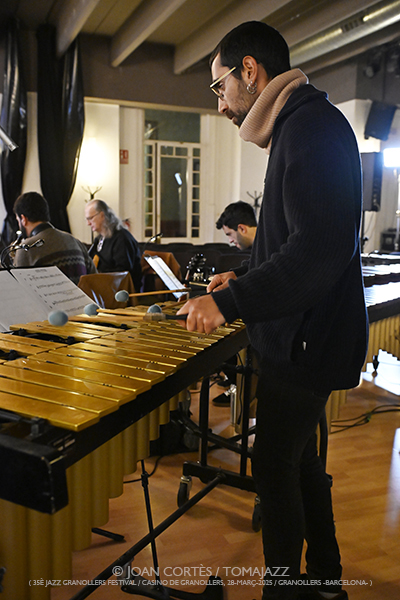 Jazz Granollers Ensemble “Trencadís #3” -ensayo general- (35è Jazz Granollers Festival / Casino de Granollers • Club de Ritme -Barcelona-) [V] Por Joan Cortès [INSTANTZZ AKA Galería fotográfica AKA Fotoblog de jazz, impro… y algo más] - Tomajazz - Jazz Granollers Ensemble “Trencadís #3” actuó en el 35 Jazz Granollers Festival, el 28 de marzo de 2025. Joan Cortès los retrata en el ensayo general en INSTANTZZ. Actuaron Gabriel Amargant, Marcel•lí Bayer, Lluc Casares, Pau Domènech, Edurne Arizu, Roger Santacana, Marc Cuevas, Joan Vidal, Dani Pérez, Tony Molina, Joan Sanmartí