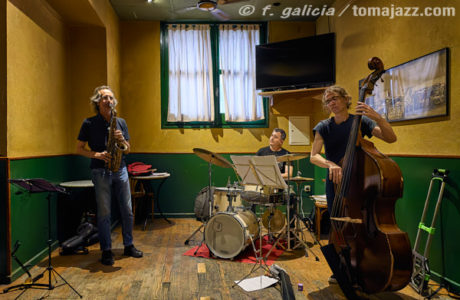 Liba Villavecchia Trío (Juan Sebastián Bar, Huesca. 2025-06-19) Por Fabio Galicia [INSTANTZZ AKA Galería fotográfica AKA Fotoblog de jazz, impro… y algo más] - Tomajazz - Liba Villavecchia Trío actuó el 19 de junio de 2025 en el míticamente resiliente Juan Sebastián Bar de Huesca. Fabio Galicia retrata en INSTANTZZ la actuación. Actuaron Liba Villavecchia, Alex Reviriego, Vasco Trilla
