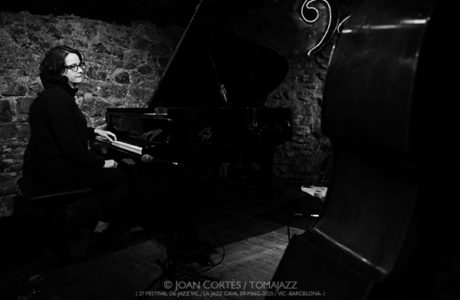 Kris Davis Trio (27è Festival Jazz Vic / La Jazz Cava, 09-mayo-2025, Vic -Barcelona-) [II] Por Joan Cortès [INSTANTZZ AKA Galería fotográfica AKA Fotoblog de jazz, impro… y algo más] - Tomajazz - Kris Davis Trio actuó en el Festival Jazz de Vic el 9 de mayo de 2025. Joan Cortès retrata a la pianista en INSTANTZZ. Actuaron Kris Davis, Robert Hurst, Johnathan Blake