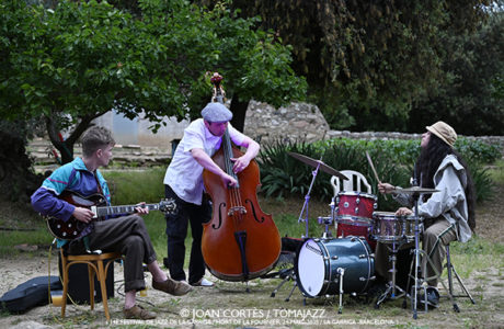 Estefania Chamorro Trio (14è Festival de Jazz / Hort de la Fournier, 2025-05-24 / La Garriga -Barcelona-) Por Joan Cortès [INSTANTZZ AKA Galería fotográfica AKA Fotoblog de jazz, impro… y algo más] - Tomajazz - Estefania Chamorro Trio actuó en el 14è Festival de Jazz Hort de la Fournier, en La Garriga, Barcelona, el 24 de mayo de 2025-05-24 / La Garriga -Barcelona-) Por Joan Cortès [INSTANTZZ