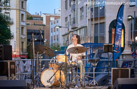 Gonzalo del Val "Lamentos mestizos" (Huesca es Jazz 2025. 2025-06-28) Por Fabio Galicia [INSTANTZZ AKA Galería fotográfica AKA Fotoblog de jazz, impro… y algo más] - Tomajazz - Gonzalo del Val "Lamentos mestizos" actuó en Huesca es Jazz el 28 de junio de 2025. Fabio Galicia lo retrata en INSTANTZZ. Actuaron Celeste Alías, Luis Giménez, Roger Mas, David Mengual, Gonzalo del Val