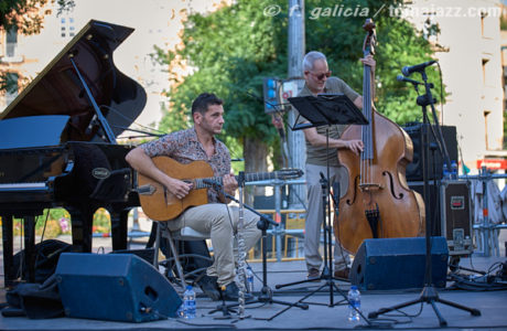 Punch Trío feat. Adrián Cunningham (Huesca es Jazz 2025. 2025-06-28) Por Fabio Galicia [INSTANTZZ AKA Galería fotográfica AKA Fotoblog de jazz, impro… y algo más] - Tomajazz - Punch Trío feat. Adrián Cunningham actuó en Huesca es Jazz el 28 de junio de 2025. Fabio Galicia lo retrata en INSTANTZZ. Actuaron Víctor Paradís, Neter Calafati, Adrián Cunningham, Jacob Marcé