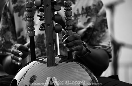 Momi Maiga “Kairo” (14è Cicle de Jazz / Jardins de la Residència Millet Park, 2025-06-01 / L’Ametlla del Vallès -Barcelona-) Por Joan Cortès [INSTANTZZ AKA Galería fotográfica AKA Fotoblog de jazz, impro… y algo más] - Tomajazz - Momi Maiga “Kairo” actuó en el (14è Cicle de Jazz de L’Ametlla del Vallès -Barcelona-, el 1 de junio de 2025. Joan Cortès lo retrata en INSTANTZZ. Actuaron Momi Maiga, Aleix Tobias, Marçal Ayats, Ramon Rodríguez