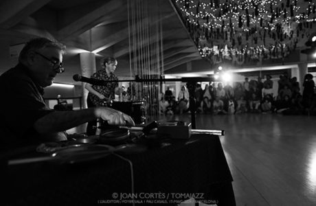 Núria Andorrà “Esquellòrium: Batall” (L’Auditori, Foyer de la Sala 1 Pau Casals, 2025-05-17 / Barcelona) [II] Por Joan Cortès [INSTANTZZ AKA Galería fotográfica AKA Fotoblog de jazz, impro… y algo más] - Tomajazz - Núria Andorrà “Esquellòrium: Batall” tuvo lugar en L’Auditori de Barcelona, el 17 de mayo de 2025. Joan Cortès lo retrata en INSTANTZZ. Actuaron Núria Andorrà, Fred Frith, Llorenç Barber