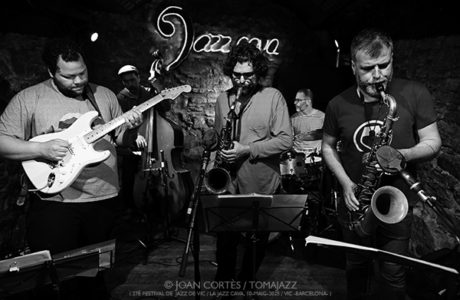 Juanma Trujillo 5t “UnderPool Live Recording” (27è Festival Jazz Vic / La Jazz Cava, 10-mayo-2025, Vic -Barcelona-) [III] Por Joan Cortès [INSTANTZZ AKA Galería fotográfica AKA Fotoblog de jazz, impro… y algo más] - Tomajazz - El concierto Juanma Trujillo 5t “UnderPool Live Recording” tuvo lugar en el 27è Festival Jazz Vic el 10 de mayo de 2025. Joan Cortès lo retrata en INSTANTZZ. Actuaron Juanma Trujillo, Albert Cirera, Miguel "Pintxo" Villar, Masa Kamaguchi, Ramon Prats