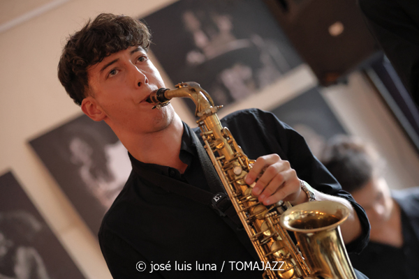 Stilt (48 Festival de Jazz de Vitoria. 2025-07-11) Por José Luis Luna Rocafort [INSTANTZZ AKA Galería fotográfica AKA Fotoblog de jazz, impro… y algo más] - Tomajazz - Stilt actuó en el 48 Festival de Jazz de Vitoria 2025. José Luis Luna Rocafort los retrata en INSTANTZZ. Actuaron Hugo Domínguez, Asier Zufiaur, Héctor Menor, Samuel Rodríguez, Eneko Ciarrusta, Pablo Comiskey, Pablo Ortíz