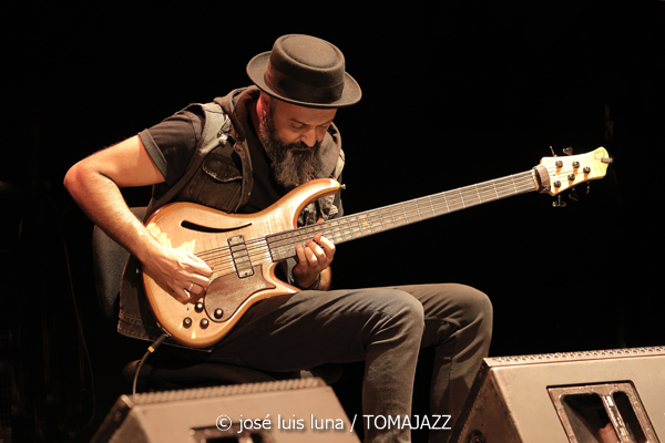 Juanfe Pérez (XI JazzEñe 2025. Teatro Victoria Eugenia, Donosti – San Sebastián. 2025-07-23) Por José Luis Luna Rocafort [INSTANTZZ AKA Galería fotográfica AKA Fotoblog de jazz, impro… y algo más] - Tomajazz - Juanfe Pérez actuó en el XI JazzEñe 2025 en San Sebastián. 2025-07-23) Por José Luis Luna Rocafort [INSTANTZZ AKA Galería fotográfica AKA Fotoblog de jazz, impro… y algo más]