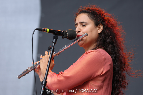Naïssam Jalal (60 Festival de Jazz de San Sebastián 2025. 2025-07-23) Por José Luis Luna Rocafort [INSTANTZZ AKA Galería fotográfica AKA Fotoblog de jazz, impro… y algo más] - Tomajazz - Naïssam Jalal actuó en el 60 Festival de Jazz de San Sebastián 2025. José Luis Luna Rocafort la retrata en INSTANTZZ. Actuaron Naïssam Jalal, Sougata Roy Chowdhury, Leonardo Montana, Anuja Borude, Zaza Desiderio, Flo Comment