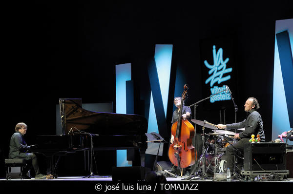 Sumrrá (48 Festival de Jazz de Vitoria. 2025-07-16) Por José Luis Luna Rocafort [INSTANTZZ AKA Galería fotográfica AKA Fotoblog de jazz, impro… y algo más] - Tomajazz - Sumrrá actuó en el 48 Festival de Jazz de Vitoria 2025. José Luis Luna Rocafort los retrata en INSTANTZZ. Actuaron Manuel Gutiérrez, Xacobe Martínez Antelo, LAR Legido