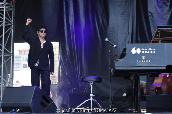 Jamie Cullum (II) (60 Festival de Jazz de San Sebastián 2025. 2025-07-23) Por José Luis Luna Rocafort [INSTANTZZ AKA Galería fotográfica AKA Fotoblog de jazz, impro… y algo más] - Tomajazz - Jamie Cullum actuó en el 60 Festival de Jazz de San Sebastián 2025. José Luis Luna Rocafort lo retrata en INSTANTZZ. Actuaron Jamie Cullum, Loz Garratt, Bard Webb, Tom Varrall, Rory Simmons, Tom Richards, Aisha Stuart