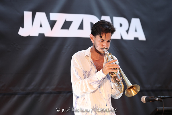 Pere Navarro Trío (31 Mallorca Jazz Sa Poble 2025. Can Verdal. Sa Pobla, Mallorca. 2025-07-30) Por José Luis Luna Rocafort [INSTANTZZ AKA Galería fotográfica AKA Fotoblog de jazz, impro… y algo más] - Tomajazz - Pere Navarro Trío actuó en el 31 Mallorca Jazz Sa Poble 2025. José Luis Luna Rocafort lo retrata en INSTANTZZ. Actuaron Pere Navarro,