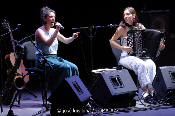 Maite Akustik Quintet (XI JazzEñe 2025. Teatro Victoria Eugenia, Donosti – San Sebastián. 2025-07-24) Por José Luis Luna Rocafort [INSTANTZZ AKA Galería fotográfica AKA Fotoblog de jazz, impro… y algo más] - Tomajazz - Maite Akustik Quintet actuó en el XI JazzEñe 2025 en San Sebastián. José Luis Luna Rocafort lo retrata en INSTANTZZ. Actuaron Maite Ruiz de Erentxun, Aura Mauri, Cristopher Pérez, Alesander Peña, Manuel Luque