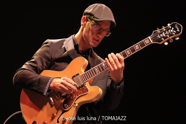 Pete Roth Trío featuring Bill Bruford (60 Festival de Jazz de San Sebastián 2025. 2025-07-23) Por José Luis Luna Rocafort [INSTANTZZ AKA Galería fotográfica AKA Fotoblog de jazz, impro… y algo más] - Tomajazz - Pete Roth Trío featuring Bill Bruford actuó en el 60 Festival de Jazz de San Sebastián 2025. José Luis Luna lo retrata en INSTANTZZ. Actuaron Pete Roth, Bill Bruford, Mike Prat