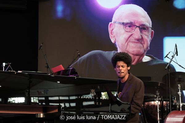 Clasijazz Big Band Orchestra: Charles Mingus Epitaph (48 Festival de Jazz de Vitoria. 2025-07-16) Por José Luis Luna Rocafort [INSTANTZZ AKA Galería fotográfica AKA Fotoblog de jazz, impro… y algo más] - Tomajazz - Clasijazz Big Band Orchestra interpretó Epitaph de Charles en el 48 Festival de Jazz de Vitoria de 2025-07-16) Por José Luis Luna Rocafort [INSTANTZZ