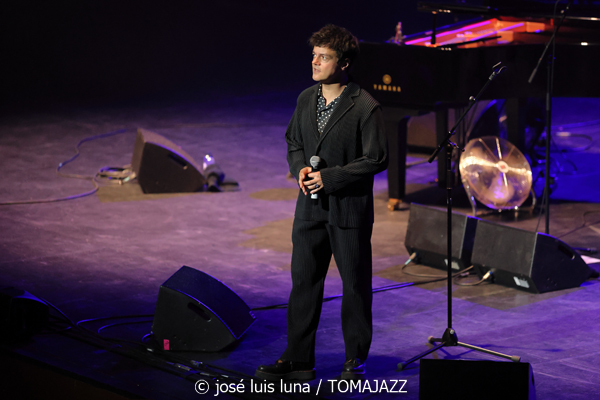 Jamie Cullum (60 Festival de Jazz de San Sebastián 2025. 2025-07-22) Por José Luis Luna Rocafort [INSTANTZZ AKA Galería fotográfica AKA Fotoblog de jazz, impro… y algo más] - Tomajazz