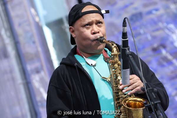 Steve Coleman & Five Elements (60 Festival de Jazz de San Sebastián 2025. 2025-07-24) Por José Luis Luna Rocafort [INSTANTZZ AKA Galería fotográfica AKA Fotoblog de jazz, impro… y algo más] - Tomajazz - Steve Coleman & Five Elements actuó en el 60 Festival de Jazz de San Sebastián 2025. José Luis Luna Rocafort lo retrata en INSTANTZZ. Actuaron Steve Coleman, Jonathan Finlayson, Rich Brown, Sean Rickman